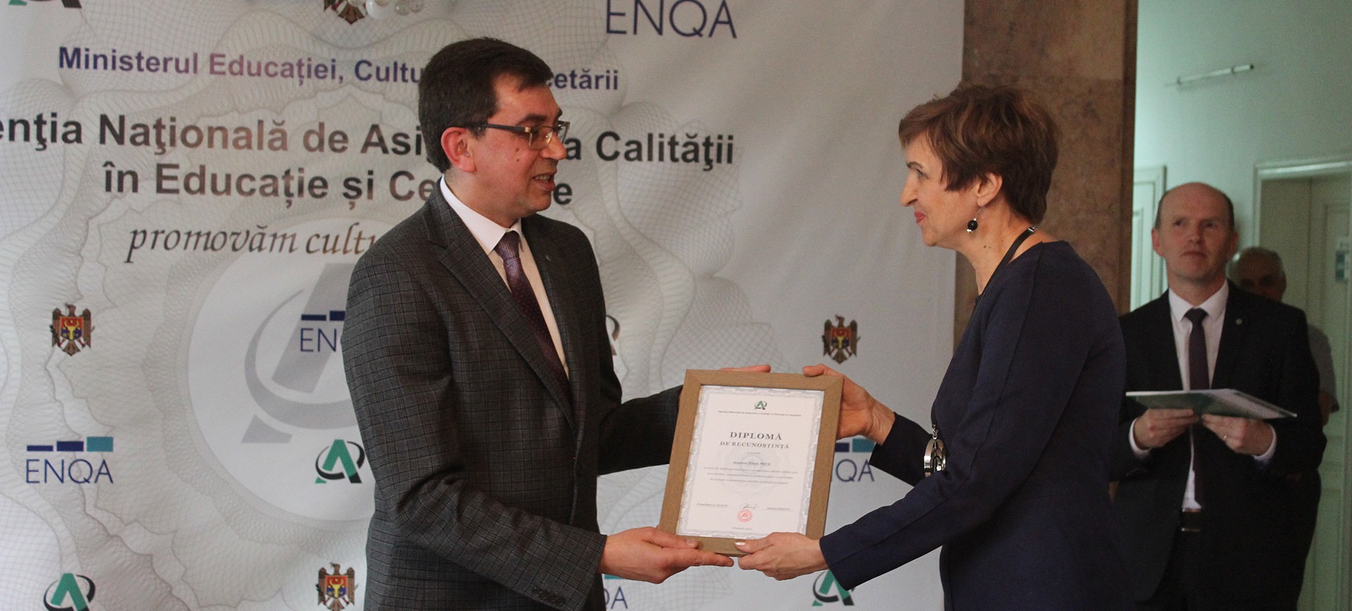 Prorectorului ULIM Elena Prus i-a fost decernat premiul ANACEC „Cristalul Calității” în domeniul cercetării